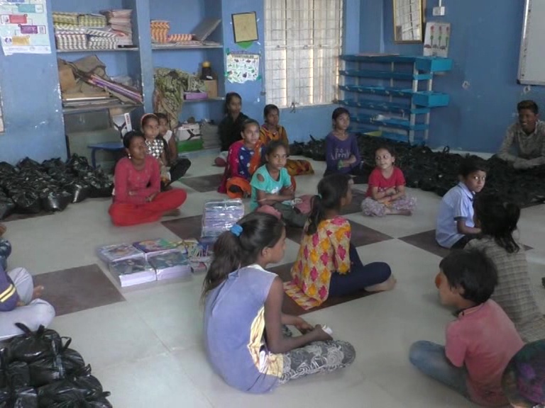 ધોરાજીની સરકારી શાળા નં-2 બાળકોને અનાજ અને શિક્ષણ કીટ અર્પણ કરવામાં આવી